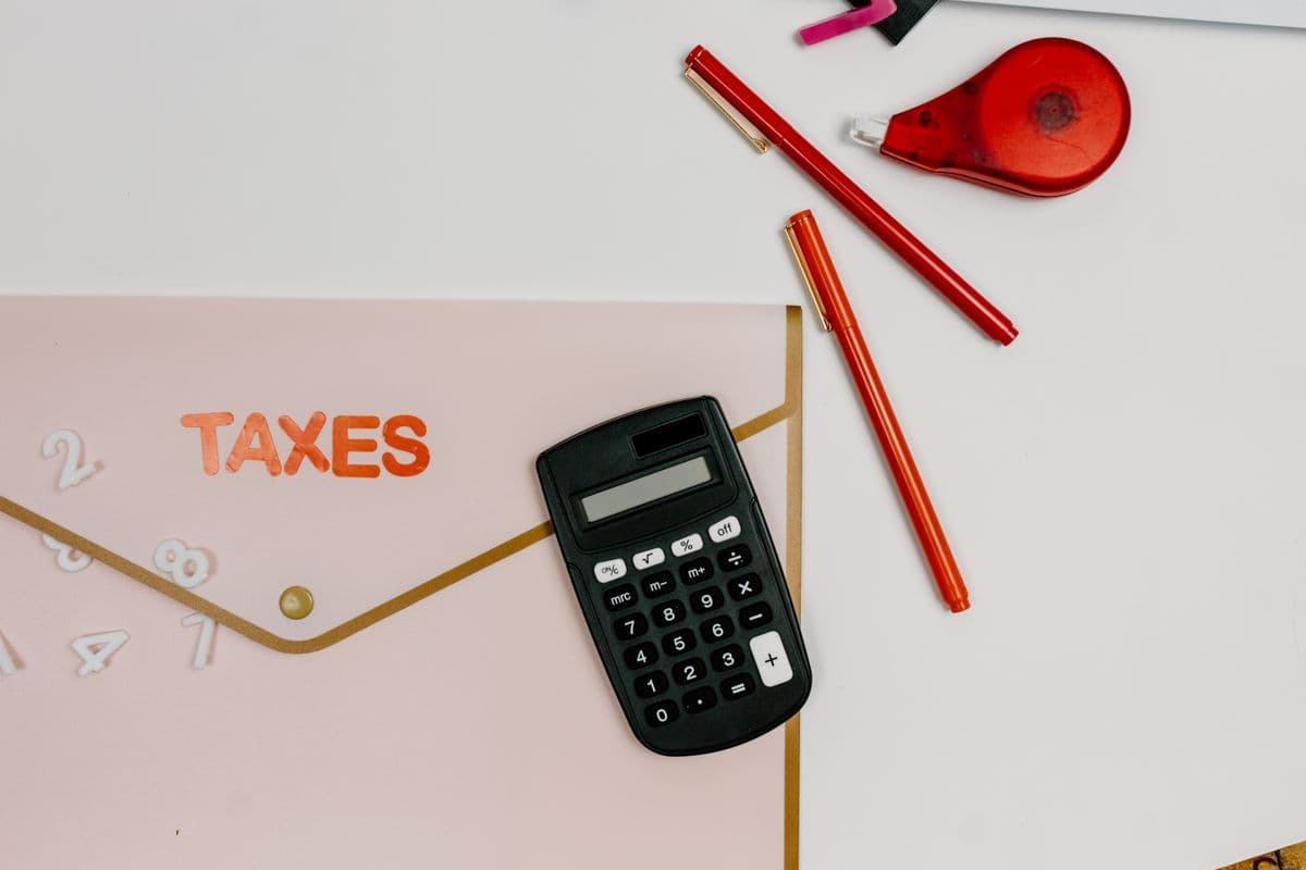 Calculadora y documentos fiscales sobre un escritorio