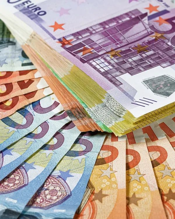 Primer plano de billetes de euro de 500 y 50 euros