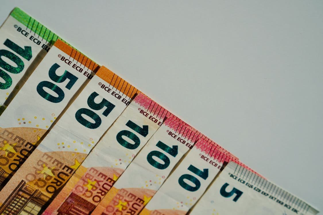 Primer plano de billetes de euro de varios valores sobre un fondo liso
